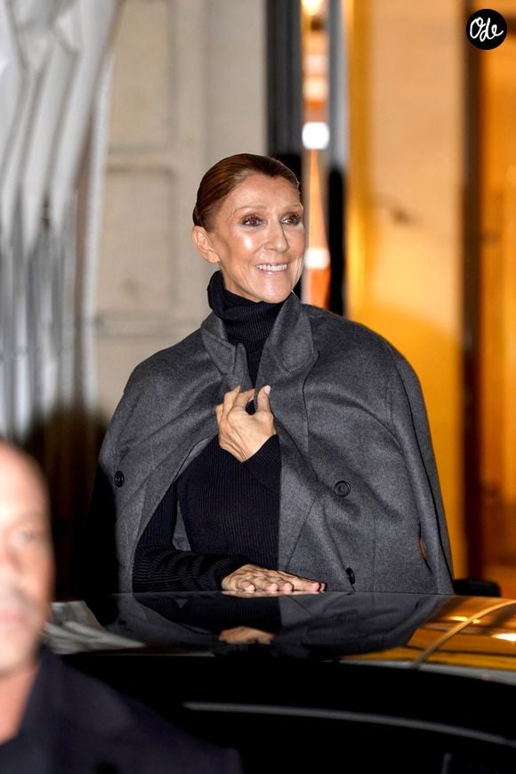 Céline Dion salue ses fans devant son hôtel à Paris. 
© Backgrid USA / Bestimage
