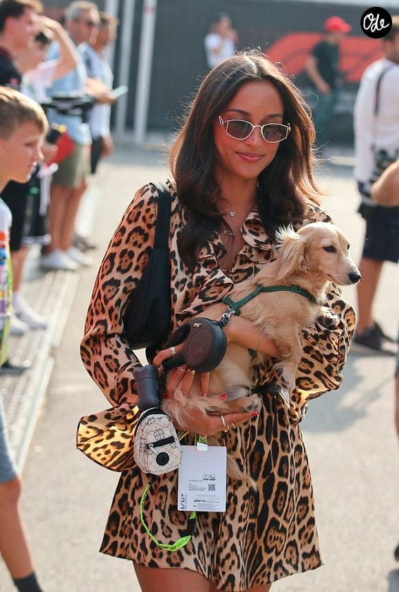 Alexandra Saint Mleux a été étudiante à la prestigieuse École du Louvre à Paris et s'est spécialisée dans l'art du XXème siècle...  

Alexandra Saint Mleux, la femme de Charles Leclerc, accompagnée de son chien Léo, assiste au Grand Prix d'Italie de Formule 1 sur le circuit de l'Autodromo Nazionale di Monza, à Monza, en Italie, le 31 août 2024. Photo : Dpa/Abaca
