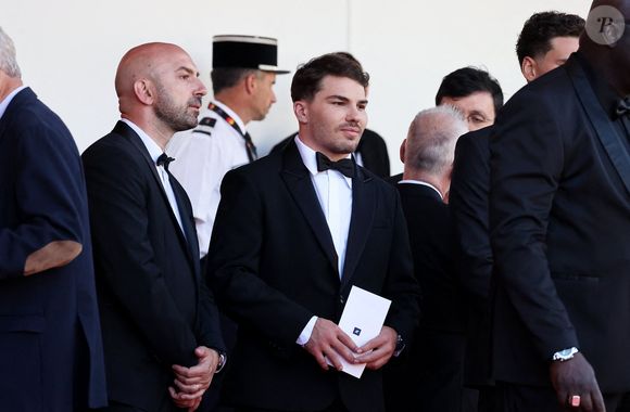 Antoine Dupont et  Iris Mittenaere - Antoine Dupont et Iris Mittenaere se retrouvent sur les marches  du film « Dossier 137 » lors du 78ème Festival International du Film de Cannes le 15 mai 2025.

© Jacovides / Moreau / Bestimage