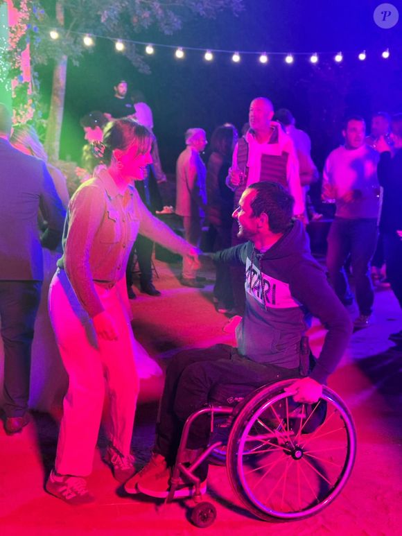 Jeudi 23 octobre, elle a partagé une photo d’un moment heureux où l’on peut la voir danser avec son compagnon lors d’une fête.

Florian et Lola (L'amour est dans le pré) © Instagram