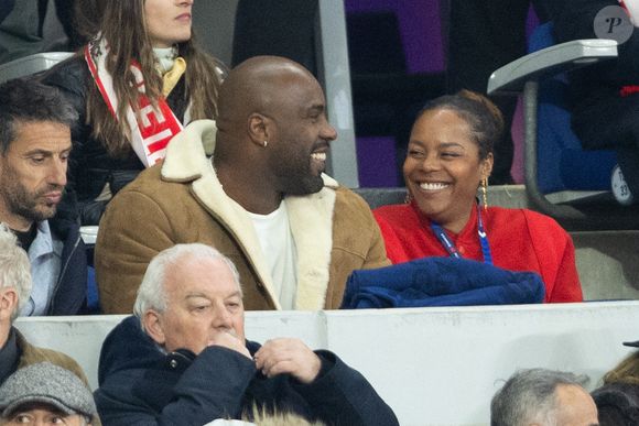 Le judoka était avec sa compagne Luthna

Teddy Riner et sa compagne Luthna Plocus au match de rugby du Tournoi des Six Nations France contre Angleterre au Stade de France à Saint-Denis le 14 mars 2026.  © AGENCE / BESTIMAGE