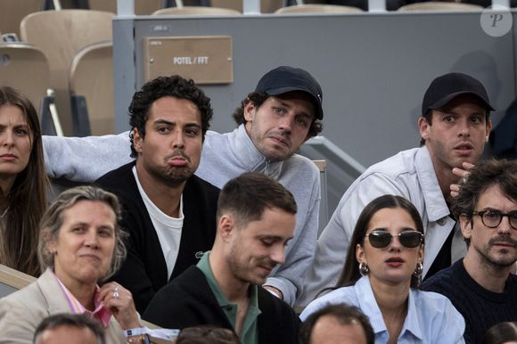 Victor Belmondo dans les tribunes lors de la session du soir des Internationaux de France de Tennis de Roland Garros 2025, à Paris, France, le 4 juin 2025. © Jacovides-Moreau/Bestimage