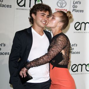 La famille avait finalement révélé que le jeune homme avait succombé à une hypertrophie du cœur (cardiomégalie) associée à de graves complications de la valve aortique.

Hayden Panettiere et Jansen Panettiere - 23 eme " Annual Environmental Media Awards " a Los Angeles
Le 19 octobre 2013