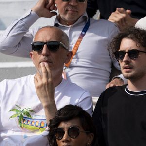 Gad Elmaleh avec son fils Noé, Malika (compagne de Y. Noah), Odell Beckham Jr. en tribunes lors de la finale messieurs des Internationaux de France de Tennis de Roland Garros 2025 (jour 15), à Paris, France, le 8 juin 2025. © Cyril Moreau/Bestimage