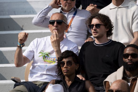 Gad Elmaleh avec son fils Noé, Malika (compagne de Y. Noah), Odell Beckham Jr. en tribunes lors de la finale messieurs des Internationaux de France de Tennis de Roland Garros 2025 (jour 15), à Paris, France, le 8 juin 2025. © Cyril Moreau/Bestimage
