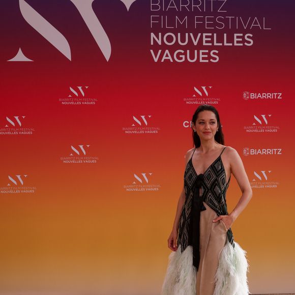 Marion Cotillard au Théâtre de la Gare du Midi lors de la Cérémonie d'ouverture du Festival international du film de Biarritz - Nouvelles Vagues 2026, le 23 juin 2026.  © Jean-Marc Lhomer / Bestimage
