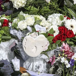 Illustration de la tombe de Johnny Hallyday au cimetière de Lorient sur l'Ile Saint-Barthélemy le 11 décembre 2017. La tombe est ornée du traditionnel coeur de Saint Barth en pierre pour l'éternité.