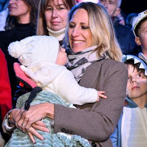 Maud Fontenoy, la navigatrice et son 5eme enfant, sa fille Eléa, durant la soirée d'ouverture de la 140eme édition du Carnaval de Nice "Roi des Oceans" à Nice, le 15 février 2025. Le Carnaval se déroule du 12 février au 2 mars 2025. © Bruno Bebert/Bestimage