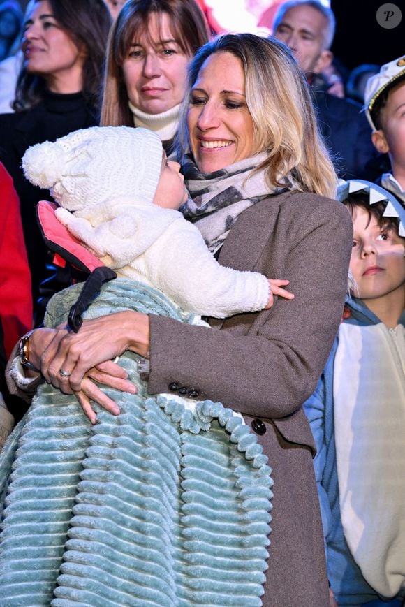 Maud Fontenoy, la navigatrice et son 5eme enfant, sa fille Eléa, durant la soirée d'ouverture de la 140eme édition du Carnaval de Nice "Roi des Oceans" à Nice, le 15 février 2025. Le Carnaval se déroule du 12 février au 2 mars 2025. © Bruno Bebert/Bestimage