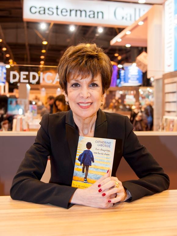 "Surtout, ne vous arrêtez pas de travailler, n'en parlez à personne, faites comme si de rien n'était", avait déclaré le neurologue.

Catherine Laborde - 33ème Salon du Livre au Parc des expositions de la Porte de Versailles à Paris, le 17 mars 2016. © Perusseau/Bestimage