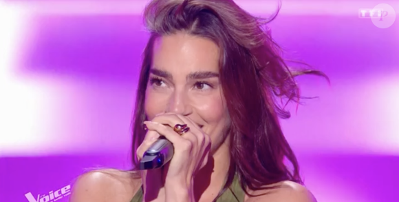 Si elle excelle dans la danse - elle fait d'ailleurs partie des danseuses de la dernière saison de la "Star Academy" - Scarlett a maintenant décidé de tenter sa chance dans la chanson. 

Scarlett Avedikian dans "The Voice", TF1, le 8 février 2025.