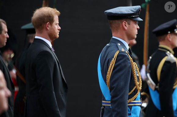 Le domaine d’Althorp abrite aussi la tombe de Diana, un lieu intime où Harry a rendu visite avec Meghan en 2022. 

Le prince William, prince de Galles et le prince Harry, duc de Sussex - Procession du cercueil de la reine Elizabeth II d'Angleterre de l'Abbaye de Westminster à Wellington Arch à Hyde Park Corner, près du palais de Buckingham, au son de Big Ben et de coups de canon. Dans le cadre des funérailles d'Etat, le cercueil sera ensuite transféré dans le corbillard royal pour prendre la direction du château de Windsor, à Londres, Royaume Uni, le 19 septembre 2022. AGENCE / BESTIMAGE
