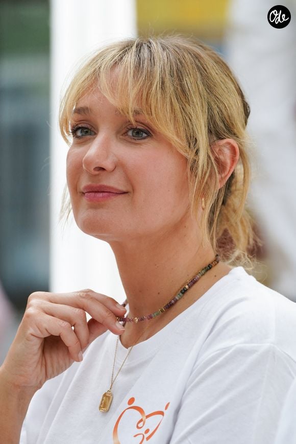 Caroline Anglade - Les célébrités participent au défilé de la 10ème édition de la Semaine de la Mode de l’association 'Juste Humain' à l'Hôpital Robert Debré à Paris, France, le 18 juin 2026. © Anne-Sophie Guebey/Bestimage