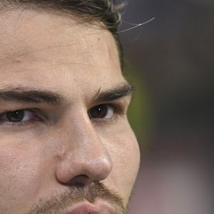 Les spécialistes vont créer des tunnels osseux pour ancrer le greffon, en le plaçant sous tension afin qu’il remplace le ligament déchiré

Antoine Dupont (France) - Match test de rugby "France - Nouvelle-Zelande" à Paris, le 16 novembre 2024. Agence / Bestimage