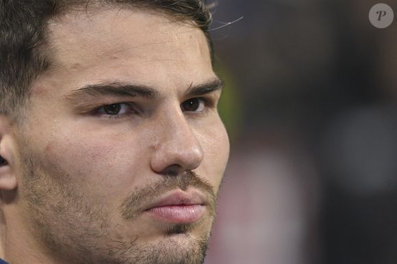 Les spécialistes vont créer des tunnels osseux pour ancrer le greffon, en le plaçant sous tension afin qu’il remplace le ligament déchiré

Antoine Dupont (France) - Match test de rugby "France - Nouvelle-Zelande" à Paris, le 16 novembre 2024. Agence / Bestimage