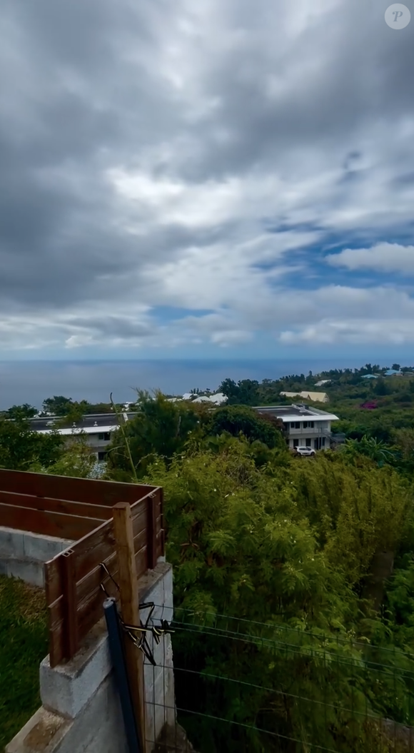 En story Instagram, l’ex-présentatrice météo de BFMTV a montré des paysages verdoyants et une pile impressionnante de cartons fraîchement arrivés par bateau...

Story Instagram du déménagement de Virgilia Hess, 22 août 2025.