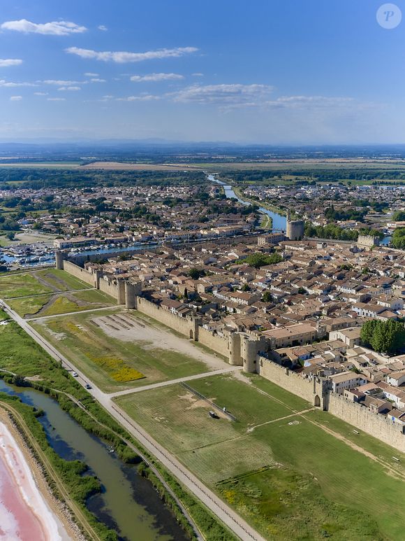 Aigues Mortes (30) : vue aerienne des remparts et de la cite medievale et du canal du Rhone a Sete -Photo by Lachas D/ANDBZ/ABACAPRESS.COM