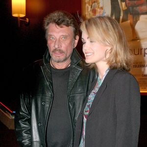 Le chanteur français Johnny Hallyday et son épouse Laeticia assistent à la première de 'Tout Pour Plaire' au Gaumont Marignan sur les Champs Elysées à Paris, France, le 8 mars 2005. Photo par Giancarlo Gorassini/ABACA.