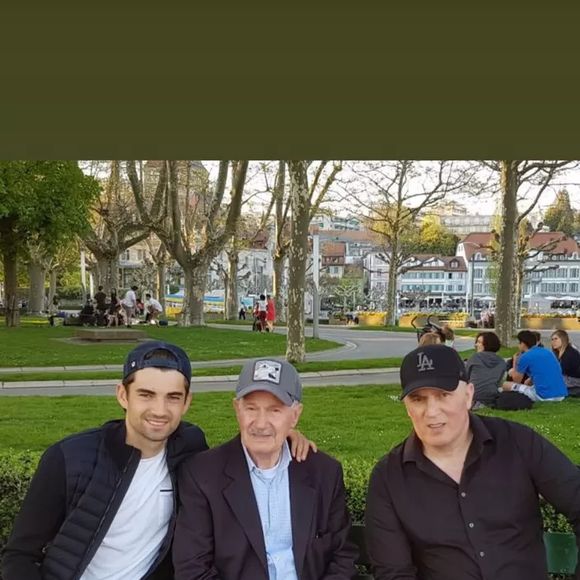Dimanche 12 juillet 2026, Enzo Zidane a rendu hommage à Farid Zidane, le frère aîné de Zinédine Zidane, qui est malheureusement décédé il y a déjà 7 ans des suites d'un cancer.
Crédit : enzo/Instagram