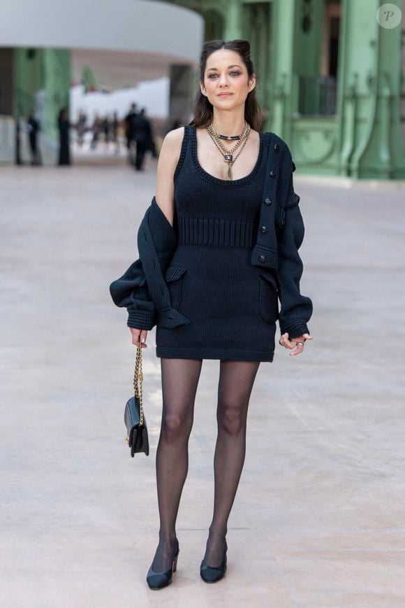 Dans une mini-robe noire agrémentée d'une veste lose et d'accessoires de la maison, l'actrice a brillé 
Marion Cotillard au défilé Chanel au Grand Palais, "Collection Haute Couture Printemps/Eté 2025" lors de la Fashion Week de Paris (PFW), le 28 janvier 2025. 
© Olivier Borde / Bestimage