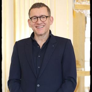 De quoi voir les choses du bon côté.

Dany Boon reçoit des mains de Rachida Dati le Grand Prix Raymond Devos de la langue française 2025 au Salon Jérôme du Ministère de la Culture à Paris le 21 mars 2025© Alain Guizard/Bestimage