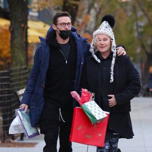 Hugh Jackman et sa femme Deborra-Lee Furness sont allés faire du shopping de noël à New York, le 28 novembre 2021. @Backgrid UK/ Bestimage