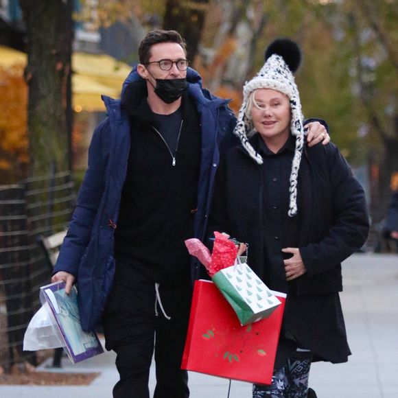 Hugh Jackman et sa femme Deborra-Lee Furness sont allés faire du shopping de noël à New York, le 28 novembre 2021. @Backgrid UK/ Bestimage