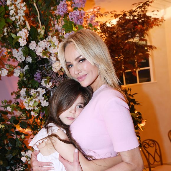Adriana Karembeu avec sa fille Nina - A l'occasion de la fête des Mères, Adriana Karembeu et Lenôtre s'associent pour créer l'entremets "Nina" au Pré Catelan à Paris le 29 avril 2025.
Cette création à quatre mains est le fruit d'une complicité artistique entre Adriana Karembeu, icône internationale de la mode, ambassadrice engagée, maman au grand cœur et Étienne Leroy Chef Patissier Lenôtre el Champion du Monde de la Pâtisserie.
Pensé comme une rose à offrir, l'entremets « Nina » est symbole de tendresse, de lien et de partage. Cette co-création soutient la Croix-Rouge française, 5% des bénéfices seront reversés à l'association, auprès de laquelle Adriana Karembeu est ambassadrice depuis plus de 25 ans. © Rachid Bellak/Bestimage