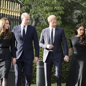 Le prince de Galles William, la princesse de Galles Kate Catherine Middleton, le prince Harry, duc de Sussex, Meghan Markle, duchesse de Sussex devant le château de Windsor, suite au décès de la reine Elisabeth II d'Angleterre. Le 10 septembre 2022