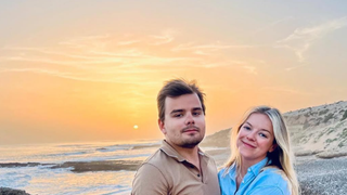 Gauthier Le Bret (CNews / Europe 1) pose fièrement avec son fils d'un mois, petit blondinet au prénom rétro