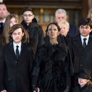 Celine Dion, avec ses fils Eddy et Nelson, et René-Charles Angelil, et des membres de sa famille se tiennent devant le cercueil de son défunt mari René Angelil à la Basilique Notre-Dame le vendredi 22 janvier 2016 à Montréal. Photo par Paul Chiasson/ La Presse Canadienne/ABACAPRESS.COM