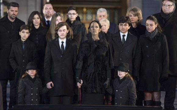 Celine Dion, avec ses fils Eddy et Nelson, et René-Charles Angelil, et des membres de sa famille se tiennent devant le cercueil de son défunt mari René Angelil à la Basilique Notre-Dame le vendredi 22 janvier 2016 à Montréal. Photo par Paul Chiasson/ La Presse Canadienne/ABACAPRESS.COM