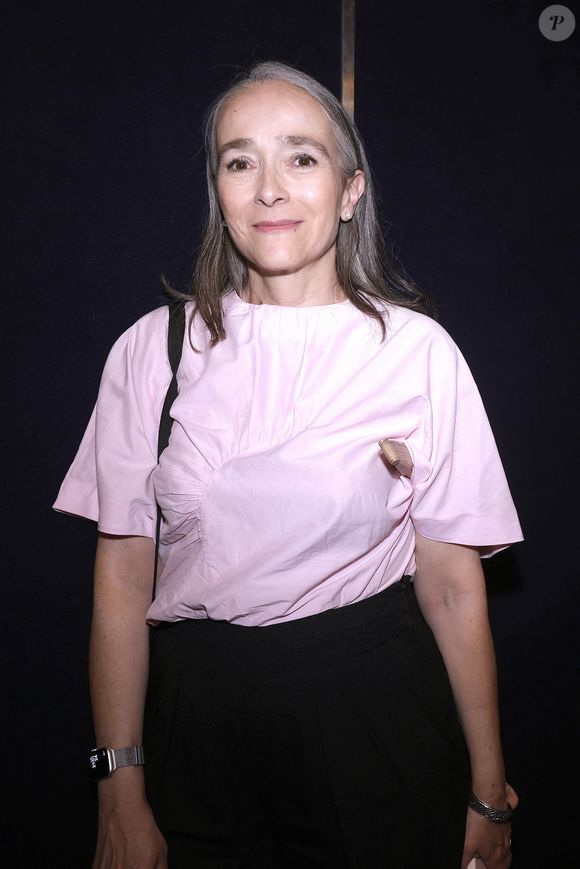 Delphine Ernotte - Avant-Première du documentaire "Notre Guerre" au cinéma le Balzac à Paris le 24 juin 2025. Entre février et avril 2025, B-H Lévy et son co-réalisateur M. Roussel ont sillonné les fronts de Pokrovsk et Soumy, dans l’est de l’Ukraine. Ils ont filmé le quotidien des habitants bombardés par les forces russes terrorisant les civils à la veille de possibles négociations. Ils ont également filmé les combattants de première ligne résistant héroïquement aux forces russes et à leurs mercenaires. Notre Guerre est composé comme un journal de bord rapportant cette expérience.
Mais l’auteur et son coréalisateur filment cette guerre depuis le printemps 2022, et même avant (puisque la guerre commence, en vérité, dès l’invasion de la Crimée, en 2014). Aussi puisent-ils dans leurs archives personnelles pour se remémorer, et rappeler au spectateur, les grandes étapes du premier conflit de grande ampleur, en terre européenne, depuis 1945. © Cédric Perrin/Bestimage