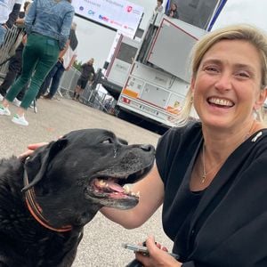 Le couple s’est prêté au jeu des photos. Souriante, Julie Gayet a pris la pose avec Philae...

Exclusif - Julie Gayet et son chien à l’arrivée de la 3ème étape de la 58ème édition du Tour Du Limousin-Périgord Nouvelle Aquitaine à Masseret (Corrèze) le 21 août 2025.

© Fabien Faure / Bestimage