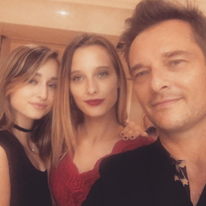 David Hallyday est un homme comblé professionnellement et personnellement 

David Hallyday avec ses filles Ilona et Emma. Photo partagée sur Instagram.