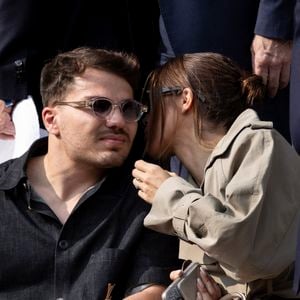 Antoine Dupont et sa compagne Iris Mittenaere en tribunes lors de la finale messieurs des Internationaux de France de Tennis de Roland Garros 2025 (jour 15), à Paris, France, le 8 juin 2025. © Cyril Moreau/Bestimage