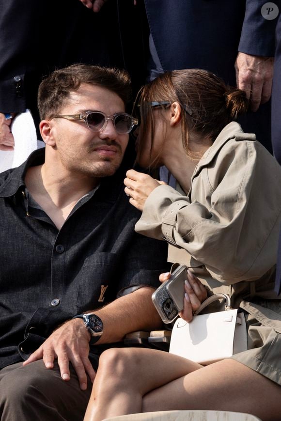 Antoine Dupont et sa compagne Iris Mittenaere en tribunes lors de la finale messieurs des Internationaux de France de Tennis de Roland Garros 2025 (jour 15), à Paris, France, le 8 juin 2025. © Cyril Moreau/Bestimage