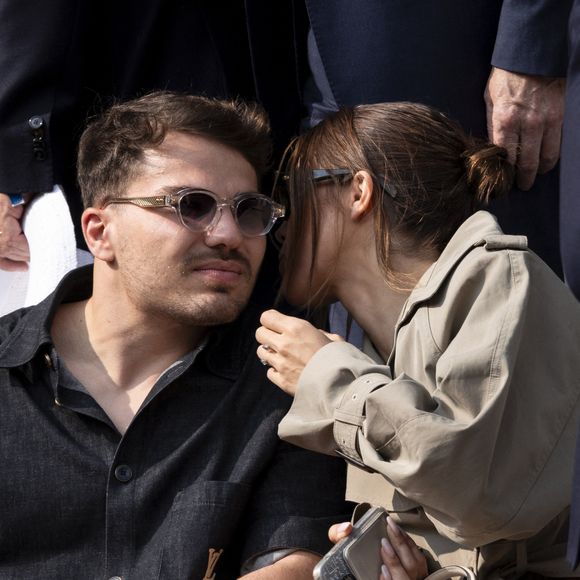 Antoine Dupont et sa compagne Iris Mittenaere en tribunes lors de la finale messieurs des Internationaux de France de Tennis de Roland Garros 2025 (jour 15), à Paris, France, le 8 juin 2025. © Cyril Moreau/Bestimage