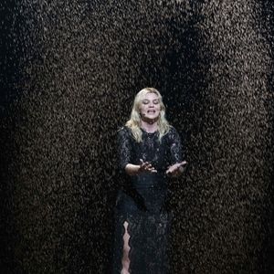 En effet, après sa défaite à l'Eurovision, la chanteuse a décidé de se concentrer sur sa vie de famille. 
14 mai 2025, Bâle, Suisse : Louane - maman de France se produit pendant les répétitions générales avant la première demi-finale en direct du 69e Concours Eurovision de la chanson qui se tient à la Halle Saint-Jacques de Bâle le 13 mai 2025, à Bâle, en Suisse.  © Baden Roth/ZUMA Press Wire