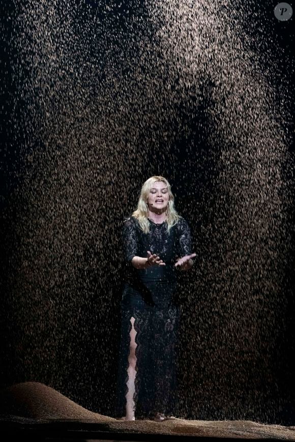 En effet, après sa défaite à l'Eurovision, la chanteuse a décidé de se concentrer sur sa vie de famille. 
14 mai 2025, Bâle, Suisse : Louane - maman de France se produit pendant les répétitions générales avant la première demi-finale en direct du 69e Concours Eurovision de la chanson qui se tient à la Halle Saint-Jacques de Bâle le 13 mai 2025, à Bâle, en Suisse.  © Baden Roth/ZUMA Press Wire