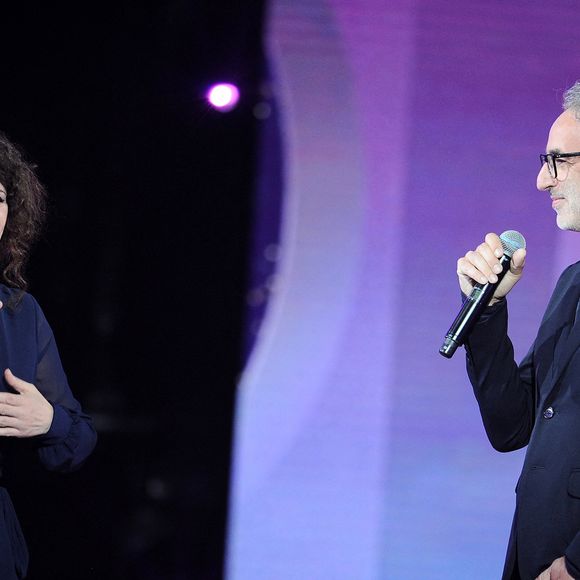 Exclusif - Vincent Delerm et Elsa Lunghini - Enregistrement de l'émission "Duos Mystères" à la Seine Musicale à Paris, diffusée le 20 août sur TF1. 
© Gaffiot-Moreau / Bestimage
Pour la première fois à la télévision, les plus grandes stars acceptent de monter sur scène pour chanter un duo…sans savoir avec qui elles vont le partager !
Bienvenue dans un cache-cache musical inédit où les artistes et le public iront de surprises en surprises !
Après le succès de la première émission, « DUOS MYSTERES » est de retour sur TF1 le 20 août à 21h05 pour de nouveaux duos étonnants et exceptionnels.

Pour chaque duo, les 2 artistes répètent seuls de leur côté, arrivent sur scène sans se croiser et prennent place de part et d’autre d’un mur écran. Ils commencent à chanter alors qu’ils ne savent toujours pas qui est avec eux sur scène ! Leurs voix vont se mêler avant même que les 2 personnalités ne se soient vues ! Sauront-elles se reconnaître ? Comment réagiront-elles quand le mur se lèvera enfin ?

Dans « DUOS MYSTERES » tout commence par un jeu avant de basculer dans l’émotion … Car, bien sûr, tous ces duos mystères ne sont pas associés par hasard ! Les artistes qui partageront la scène sont tous unis par une histoire forte ! Nous allons vous raconter ces histoires, ces parcours de vie, ces liens d’amitié, d’amour ou d’admiration…

Le téléspectateur assistera aux premières loges à ce duo unique : il est le témoin privilégié d’une rencontre artistique aussi excitante qu’inattendue. Mais surtout, il pourra lui aussi jouer : pour la plupart des duos, on ne lui dévoilera qu’une seule des deux célébrités et il devra reconnaître à sa voix uniquement l’artiste mystère ! Et, avant de découvrir la voix de la première célébrité, des indices seront donnés au téléspectateur pour l’aider dans sa recherche.

Tendez bien votre oreille !
Saurez-vous deviner avec qui chacune des personnalités partagera l’affiche ?
Quelle sera l’émotion des artistes lorsqu’ils se découvriront enfin ?