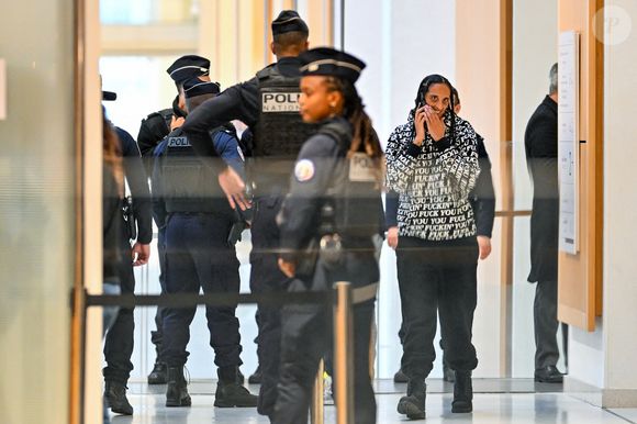 Roxane Depardieu à la sortie du premier jour du procès de son père Gérard Depardieu pour agressions sexuelles sur deux femmes lors d'un tournage de film en 2021, au tribunal correctionnel de Paris, France, le 24 mars 2025. © Pierre Perusseau/Bestimage