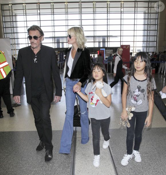 Laeticia Hallyday pourrait bientôt s’installer à Miami d'après "Closer"

Johnny Hallyday avec sa femme Laeticia et ses enfants Jade et Joy en partance pour Paris arrivent à l'aéroport Lax de Los Angeles le 25 juin 2016. 
Agence / Bestimage