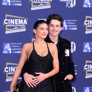 Malgré cette non-présence, tout indique que le couple reste soudé, et que l’acteur était simplement retenu par ses obligations professionnelles.

Kylie Jenner;Timothee Chalamet - Les célébrités lors de la 70ème cérémonie des "David di Donatello Awards" à Rome, le 7 mai 2025. @SGP / BESTIMAGE