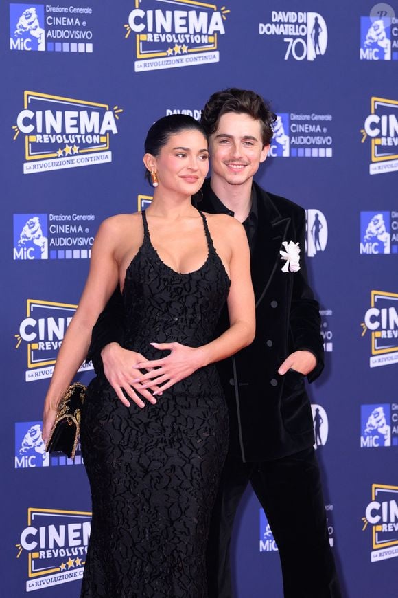 Malgré cette non-présence, tout indique que le couple reste soudé, et que l’acteur était simplement retenu par ses obligations professionnelles.

Kylie Jenner;Timothee Chalamet - Les célébrités lors de la 70ème cérémonie des "David di Donatello Awards" à Rome, le 7 mai 2025. @SGP / BESTIMAGE