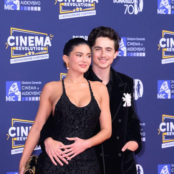 Malgré cette non-présence, tout indique que le couple reste soudé, et que l’acteur était simplement retenu par ses obligations professionnelles.

Kylie Jenner;Timothee Chalamet - Les célébrités lors de la 70ème cérémonie des "David di Donatello Awards" à Rome, le 7 mai 2025. @SGP / BESTIMAGE