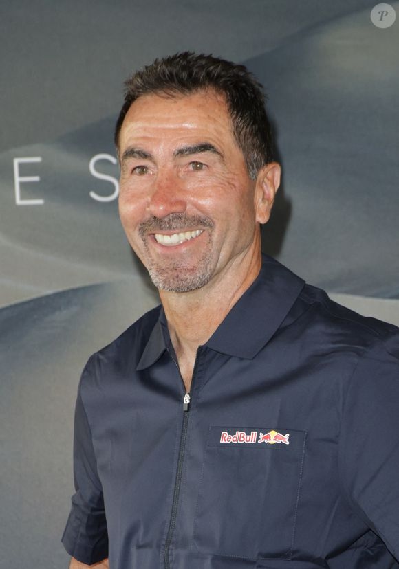 Luc Alphand est pour rappel une légende du ski français, notamment en raison de son sacre à la Coupe du monde en 1997.

Luc Alphand - Avant-première du film "Dakar Chronicles" au cinéma MK2 bibliothèque à Paris le 17 juin 2025. © Coadic Guirec/Bestimage