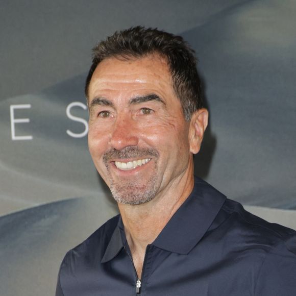 Luc Alphand est pour rappel une légende du ski français, notamment en raison de son sacre à la Coupe du monde en 1997.

Luc Alphand - Avant-première du film "Dakar Chronicles" au cinéma MK2 bibliothèque à Paris le 17 juin 2025. © Coadic Guirec/Bestimage