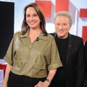 Exclusif - Julia Vignali et Michel Drucker lors de l'enregistrement de l'émission Vivement dimanche au studio Rive gauche, présentée par M. Drucker, diffusée sur France 3, le 1er mars 2026, à Paris, France, le 18 février 2026. © Guillaume Gaffiot/Bestimage
