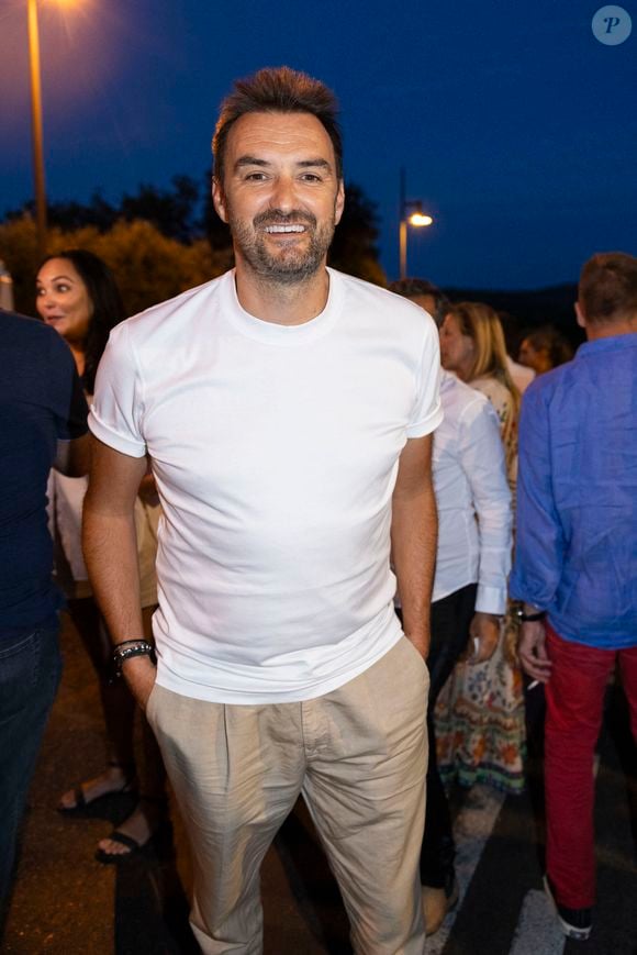 Et officie dans diverses émissions sur M6, comme "Le Meilleur Pâtissier" ou "Tous en cuisine". Exclusif - Cyril Lignac - Arrivées au spectacle de J.Armanet "Brûler le feu" lors du Festival de Ramatuelle. Le 3 août 2023 © Cyril Bruneau / Festival de Ramatuelle / Bestimage